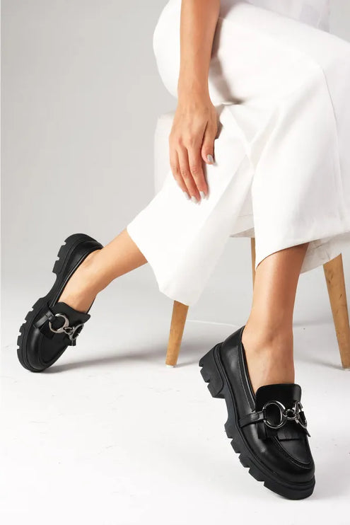 حذاء لوفر نسائي من Suzi أسود اللون بنعل سميك -396