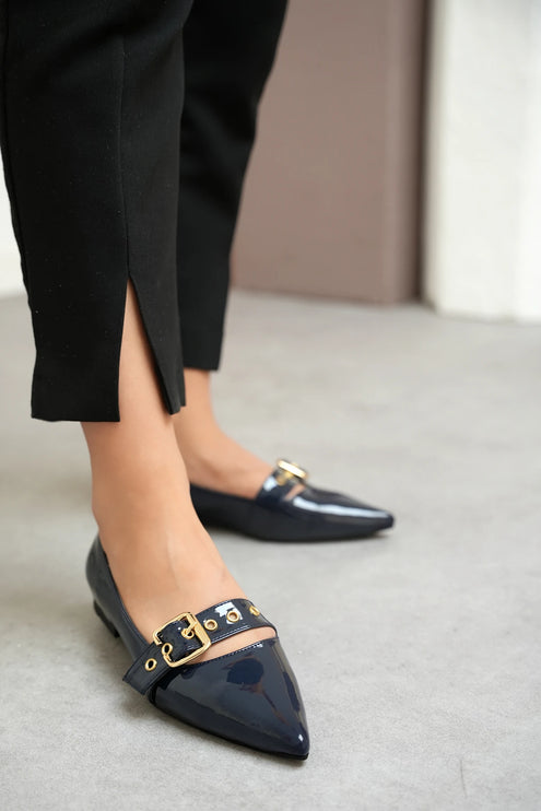 حذاء باليرينا بتفاصيل حزام أسود من Grace F55