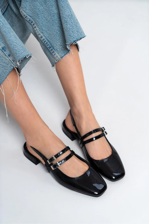 حذاء غابرييلا من الجلد الأسود اللامع بحزام مزدوج وتفاصيل كعب قصير حذاء باليه F84
