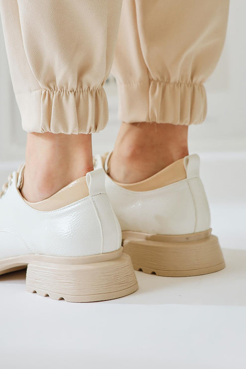 حذاء لوفر نيفن جلد أبيض مجعد وبيج مفصل F302