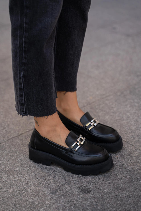 رامونا حذاء لوفر نسائي أسود اللون مع تفاصيل سلسلة -385